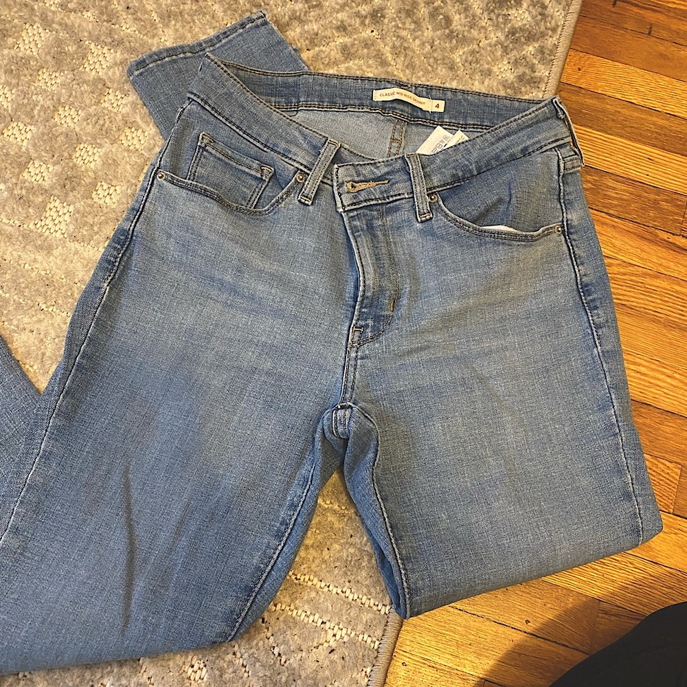 Levi’s Classic Mid Rise Skinny Jean. Women’s size 4. Color: Slate Roams